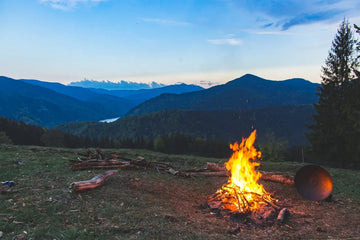 ¿Cómo prender una fogata en un campamento?