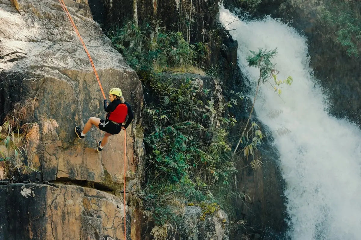 Descenso y Ascenso en Montaña: Seguridad, Nudos y Autorrescate