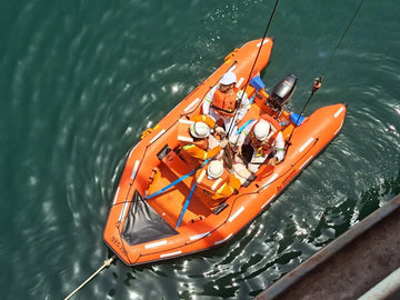 Cómo Abordar y Manejar una Balsa Salvavidas en el Mar